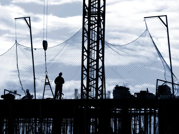 Construction site with debris safety net that follows ANSI/ASSE A10