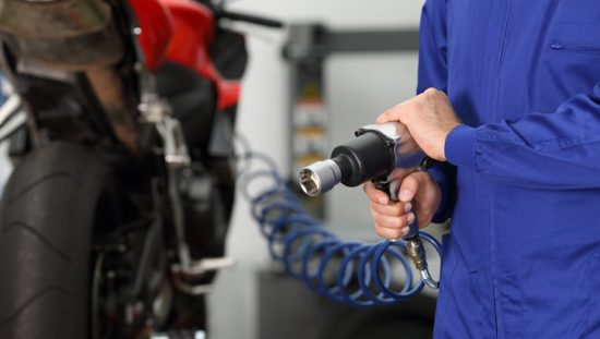 Air gun held by worker following the CGA G-7.1-2018 commodity specification for air