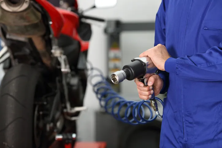 Air gun held by worker following the CGA G-7.1-2018 commodity specification for air.
