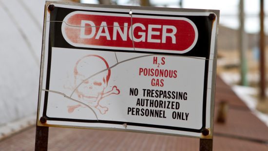 H2S warning sign for poisonous gas that follows the ANSI standard for hydrogen sulfide training.